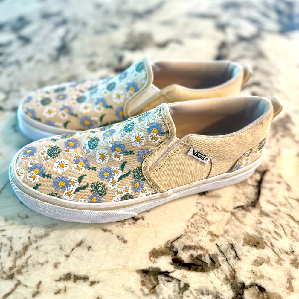 Girls Vans Shoes Crème with flowers! Size 4